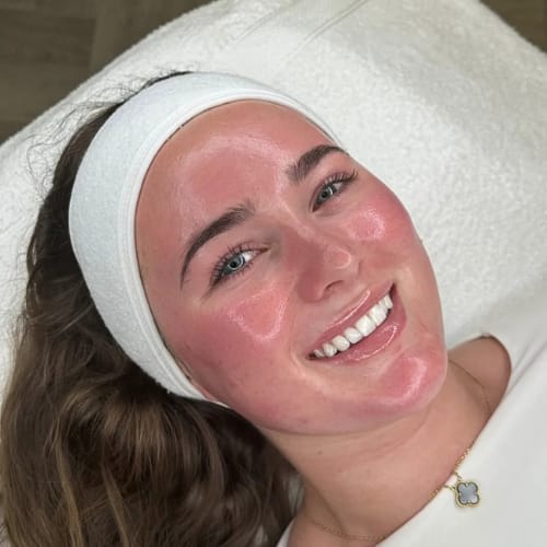 Gesichtsbehandlung mit Maske im Kosmetikstudio Roxana Beauty Bar